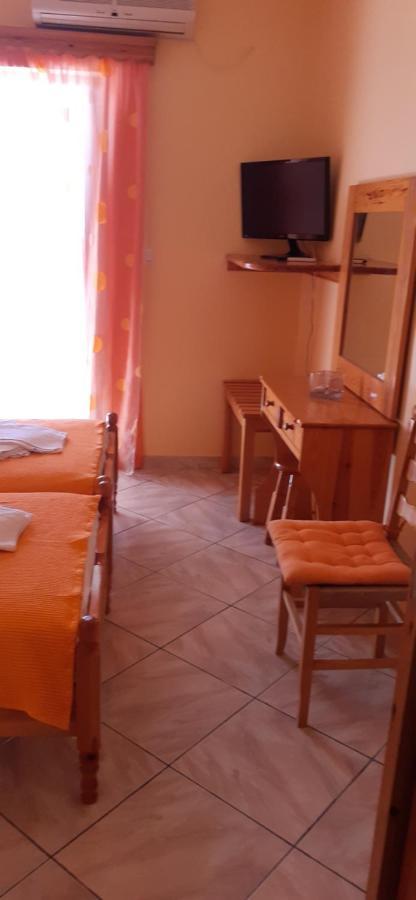 To Spiti Tis Eirinis Apartment Poros Town Exterior photo